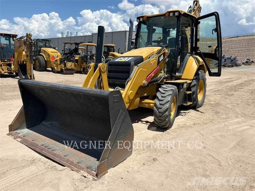 CAT 440 Товарач със заден ексватор