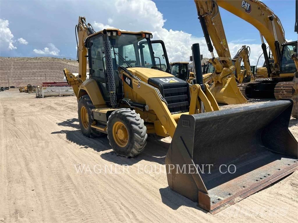 CAT 440 Товарач със заден ексватор