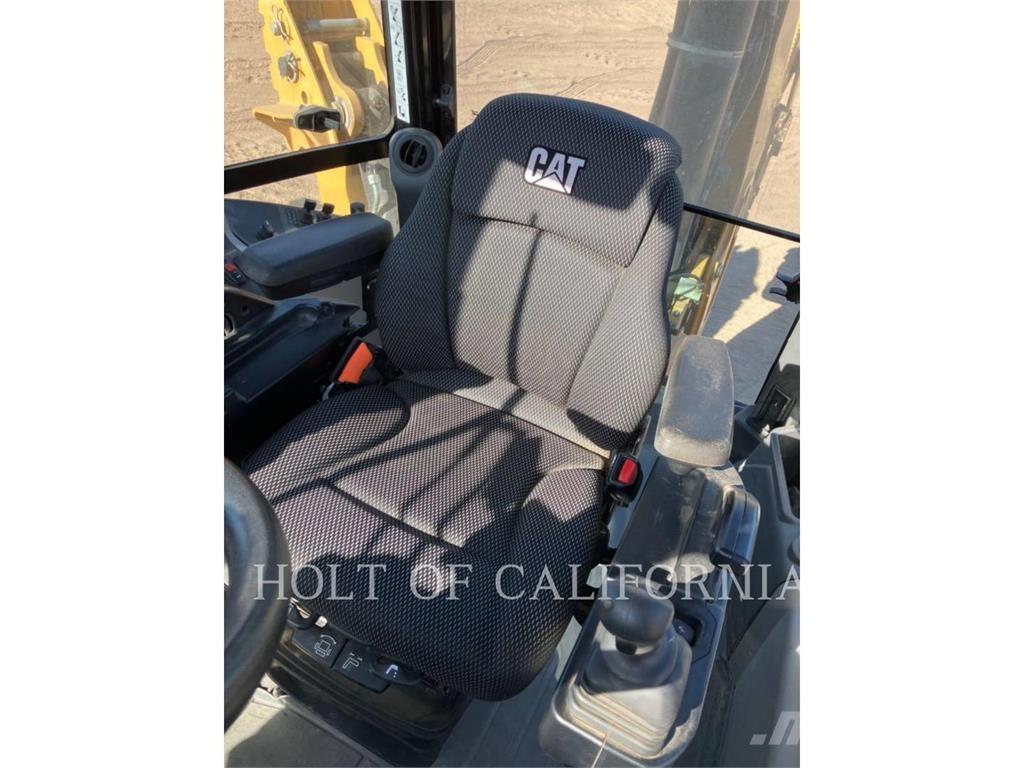 CAT 440 Товарач със заден ексватор