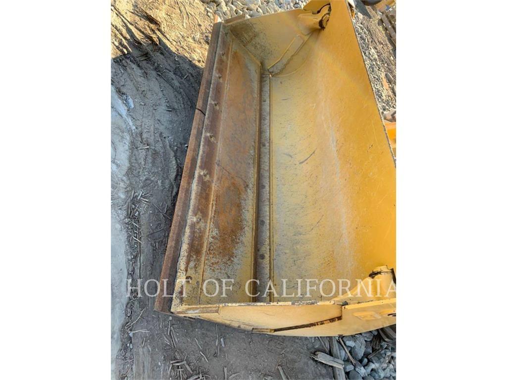 CAT 440 Товарач със заден ексватор