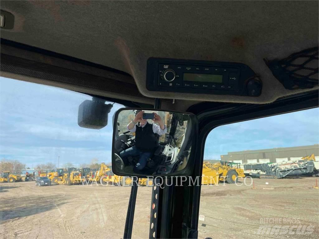 CAT 440 Товарач със заден ексватор