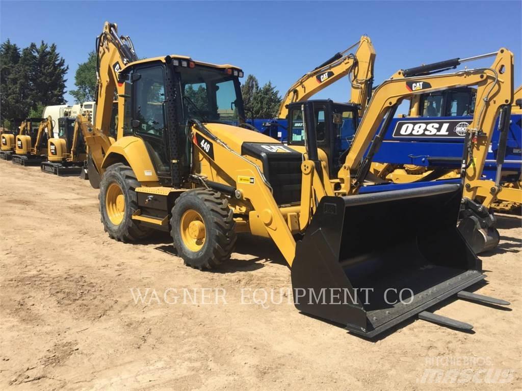 CAT 440 Товарач със заден ексватор