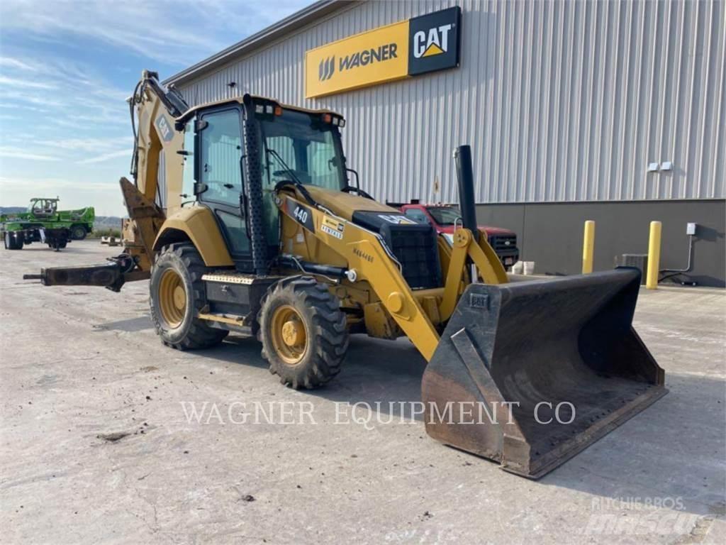 CAT 440 Товарач със заден ексватор