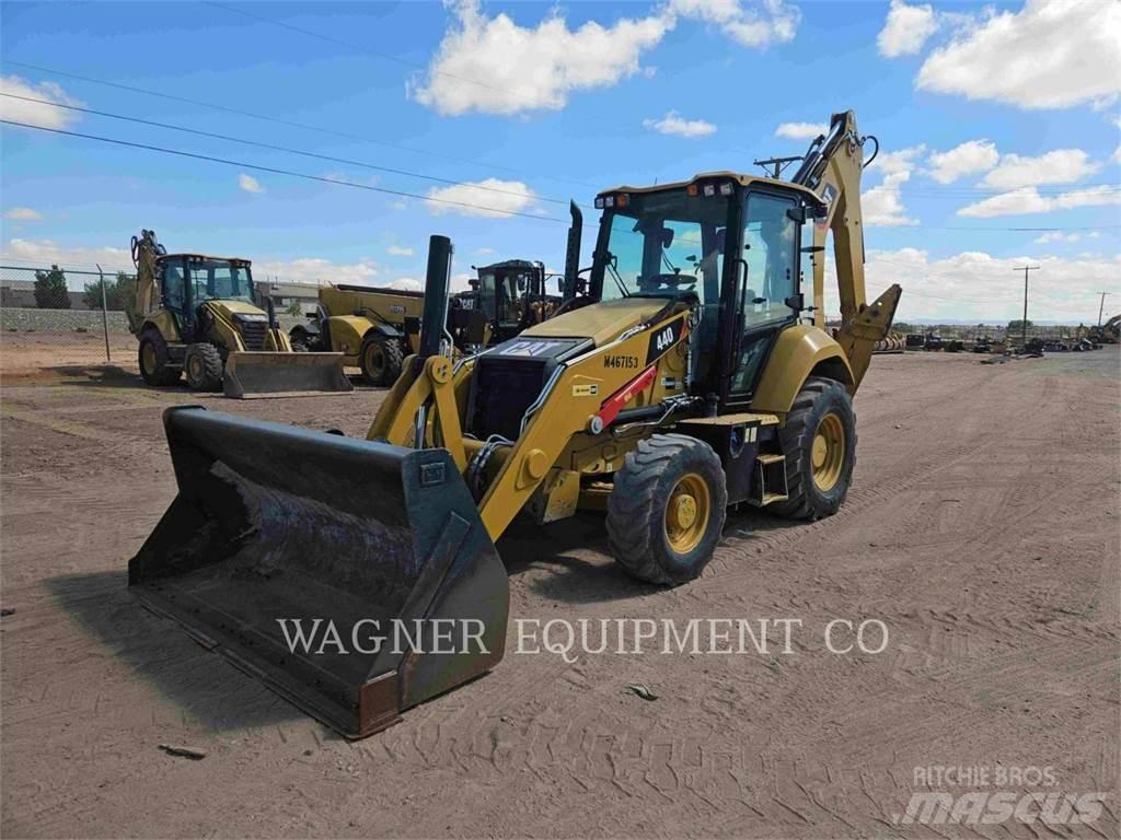 CAT 440 Товарач със заден ексватор