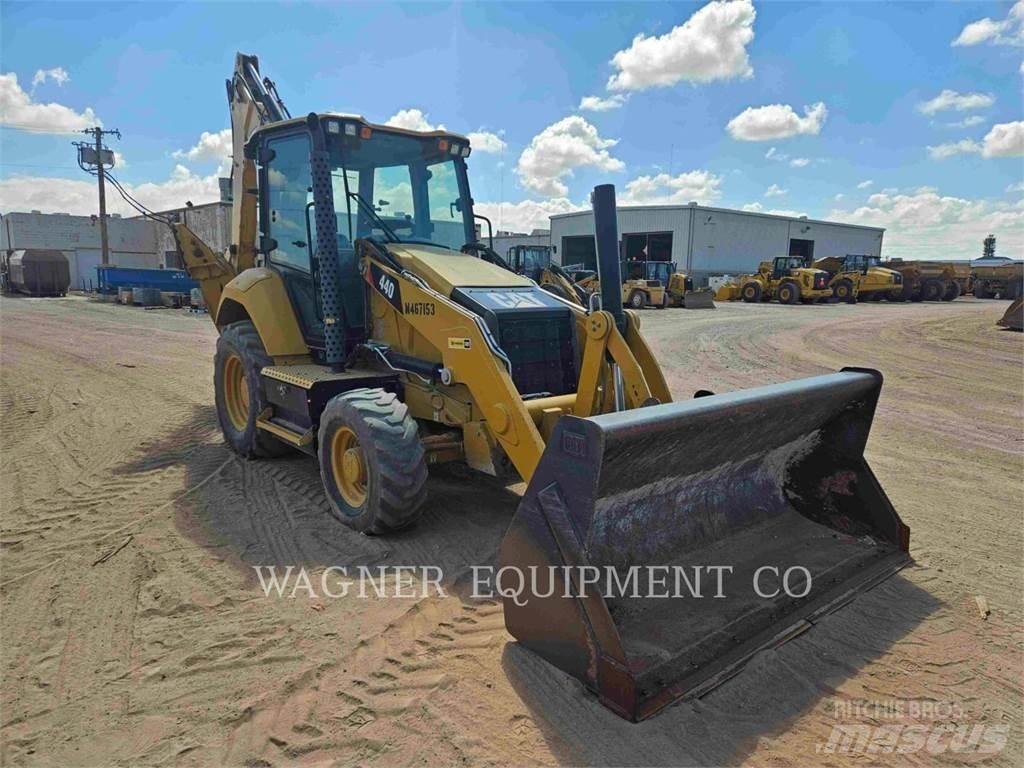 CAT 440 Товарач със заден ексватор