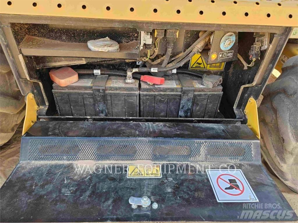 CAT 440 Товарач със заден ексватор