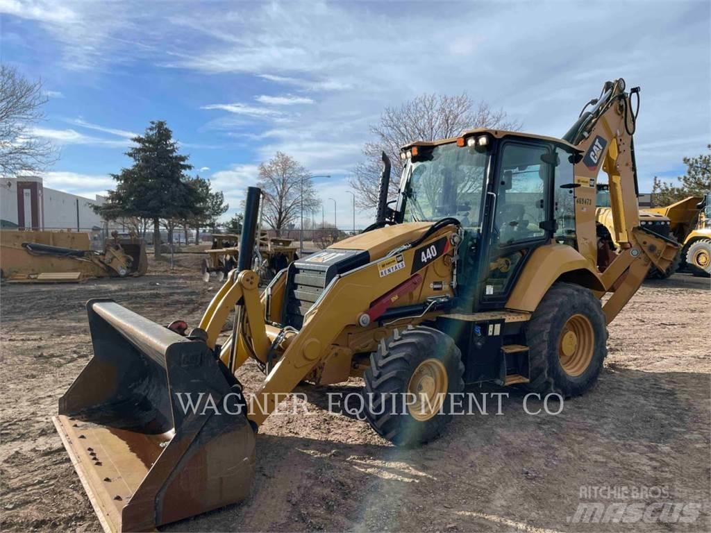 CAT 440 Товарач със заден ексватор
