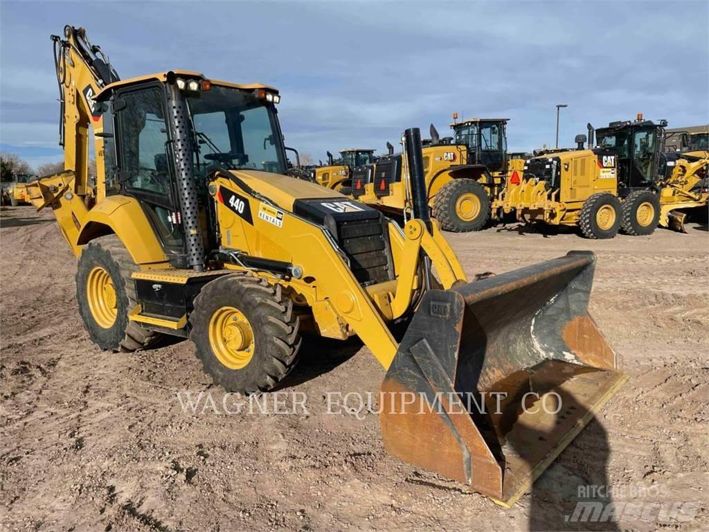 CAT 440 Товарач със заден ексватор