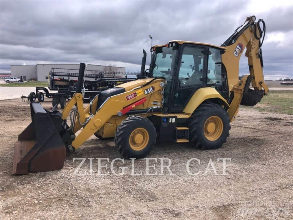 CAT 440-07 Товарач със заден ексватор