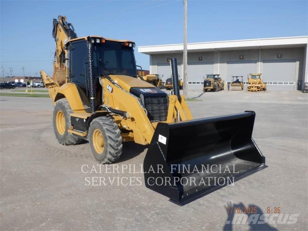 CAT 440-07 Товарач със заден ексватор