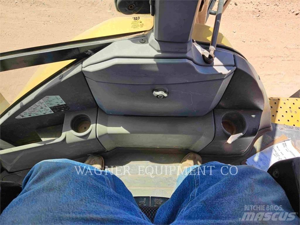 CAT 44007 Товарач със заден ексватор