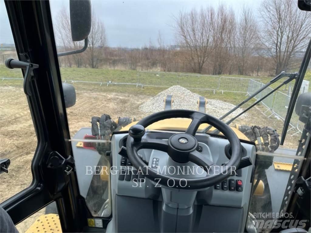CAT 444F2 Товарач със заден ексватор