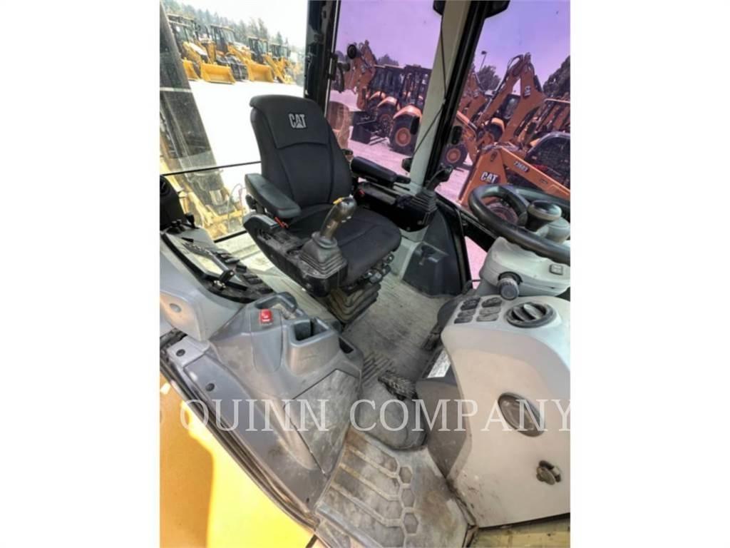 CAT 450 Товарач със заден ексватор