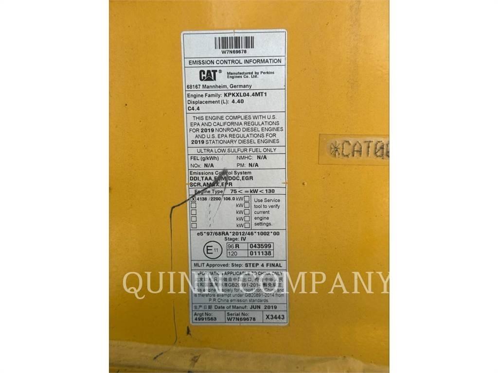 CAT 450 Товарач със заден ексватор