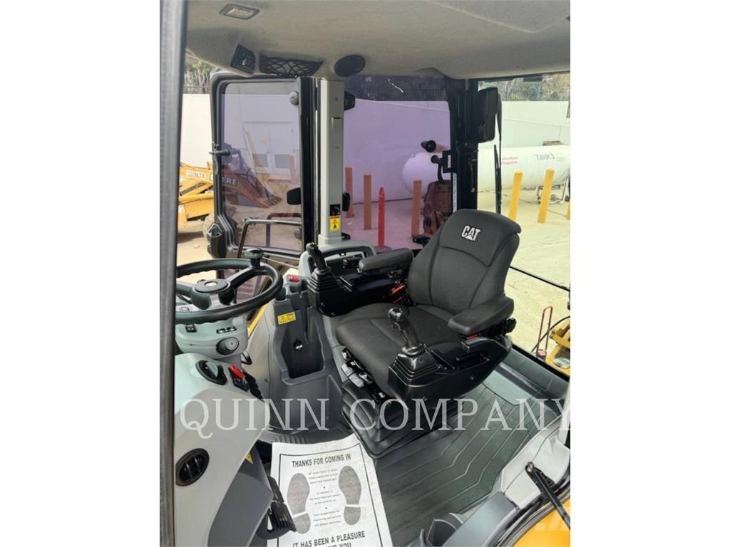 CAT 450 Товарач със заден ексватор