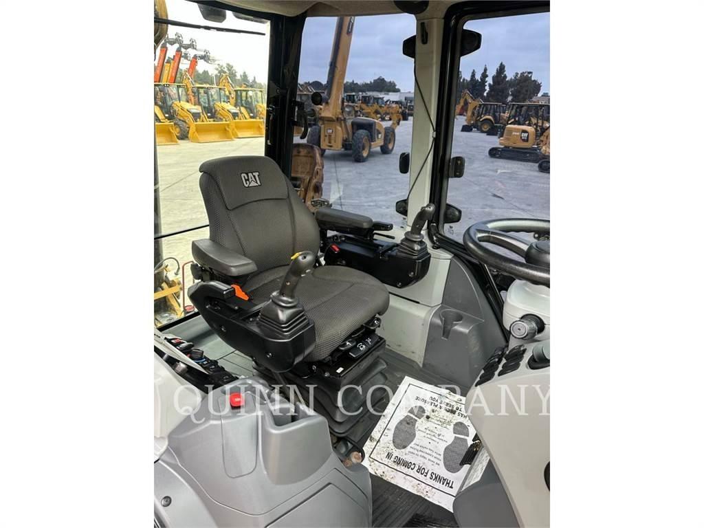 CAT 450 Товарач със заден ексватор