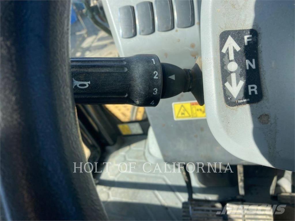 CAT 450 Товарач със заден ексватор