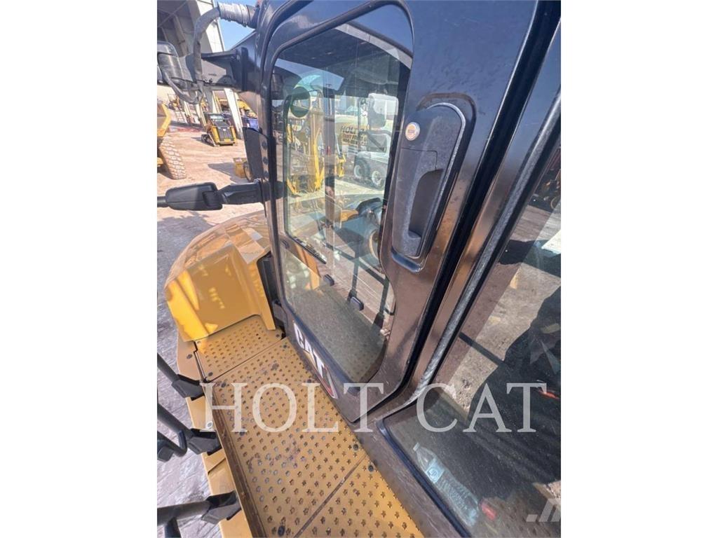 CAT 725 Дъмпери/моторни превозни средства