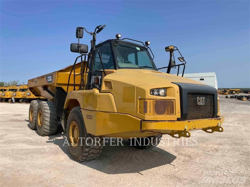 CAT 725C2 Дъмпери/моторни превозни средства