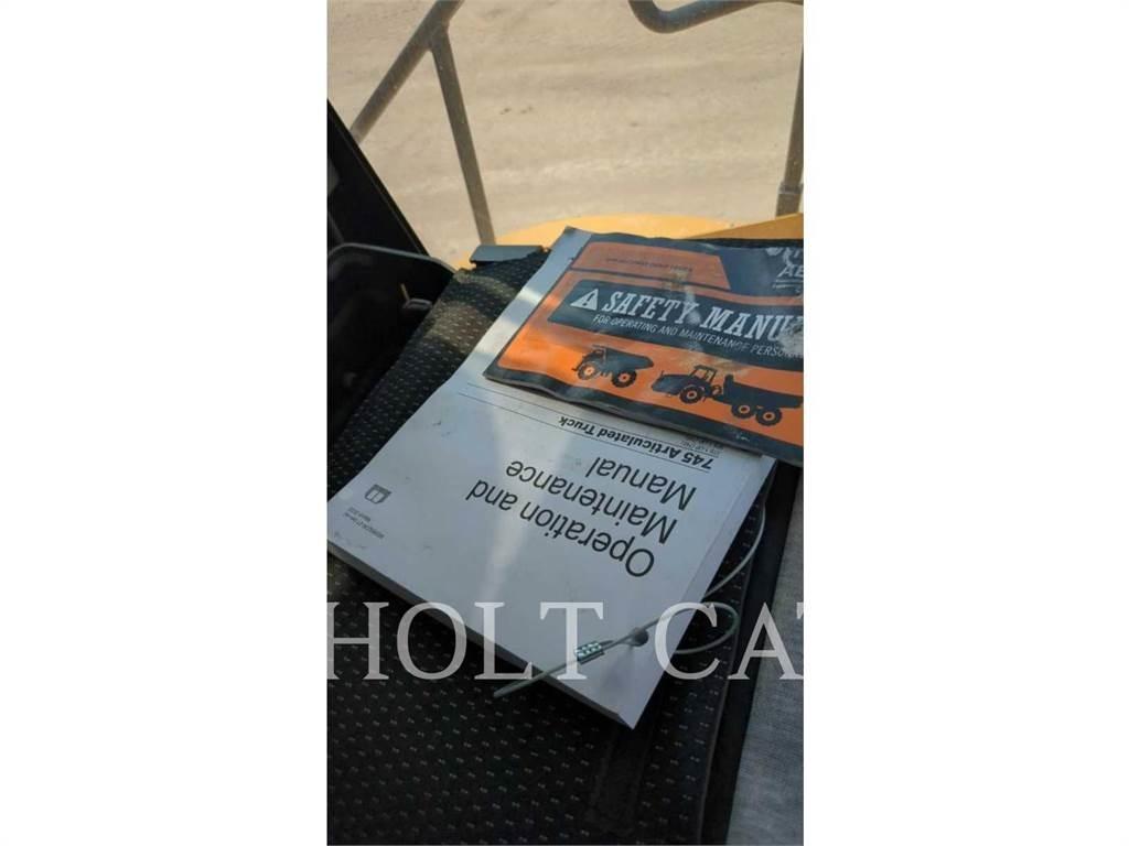 CAT 745 Дъмпери/моторни превозни средства