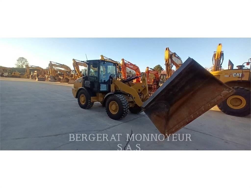 CAT 906 Колесни товарачи