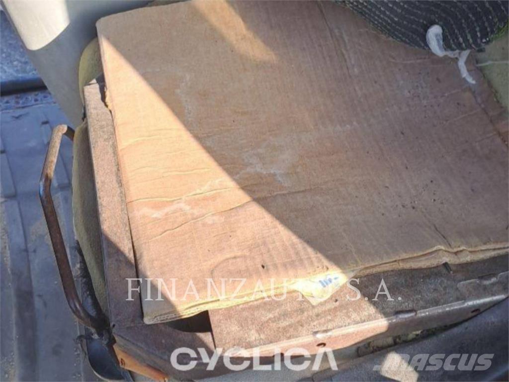 CAT 906H Колесни товарачи