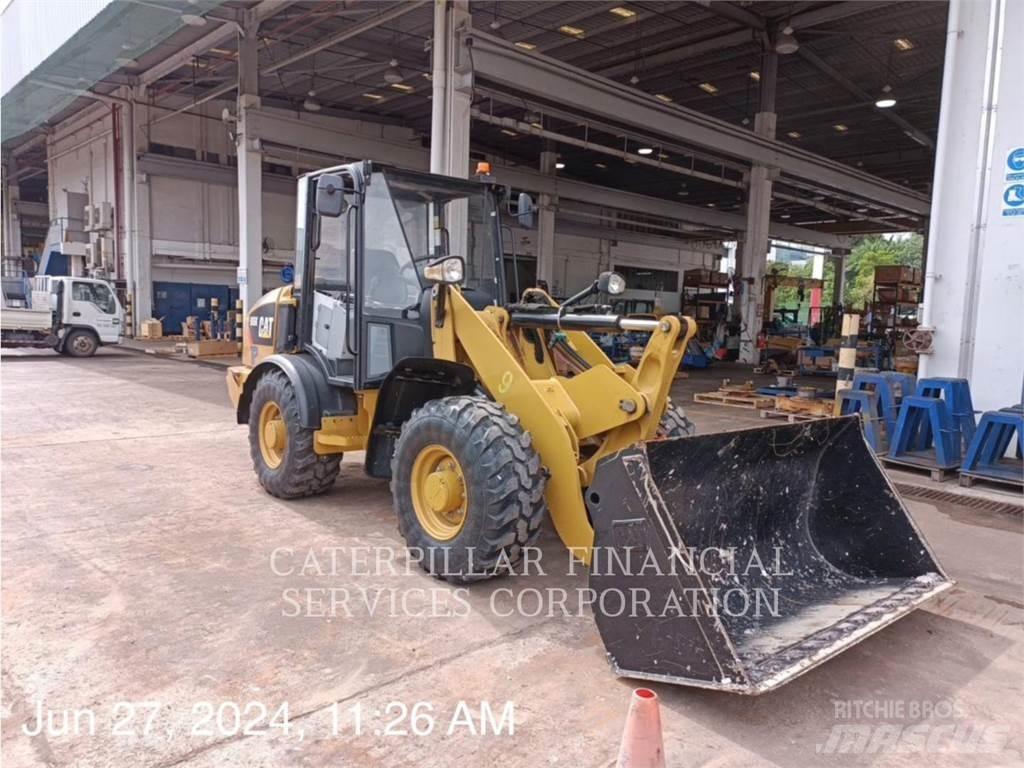 CAT 906K Колесни товарачи