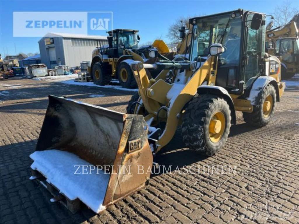 CAT 906M Колесни товарачи