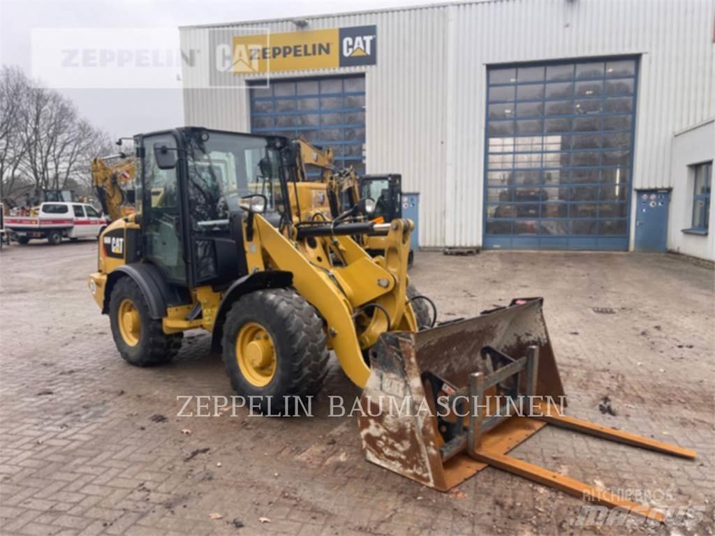 CAT 906M Колесни товарачи