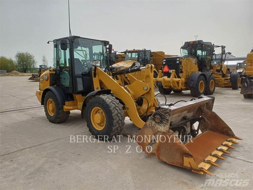 CAT 906M Колесни товарачи