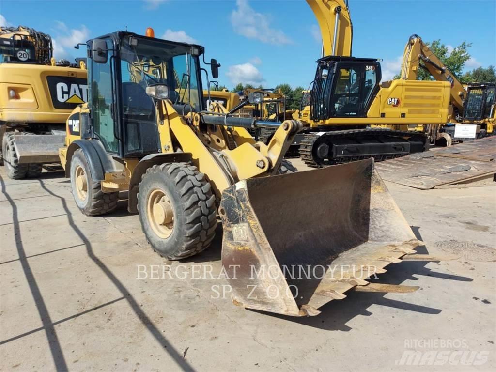 CAT 906M Колесни товарачи
