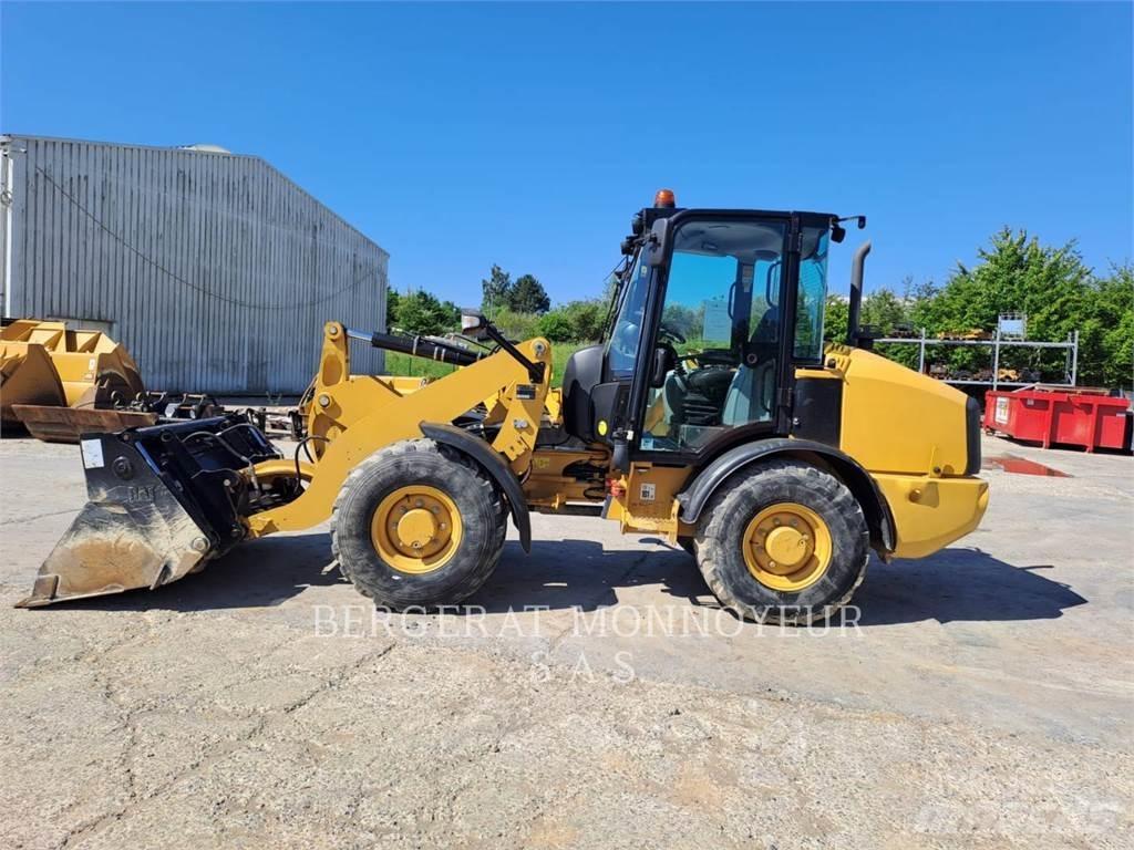 CAT 906M Колесни товарачи