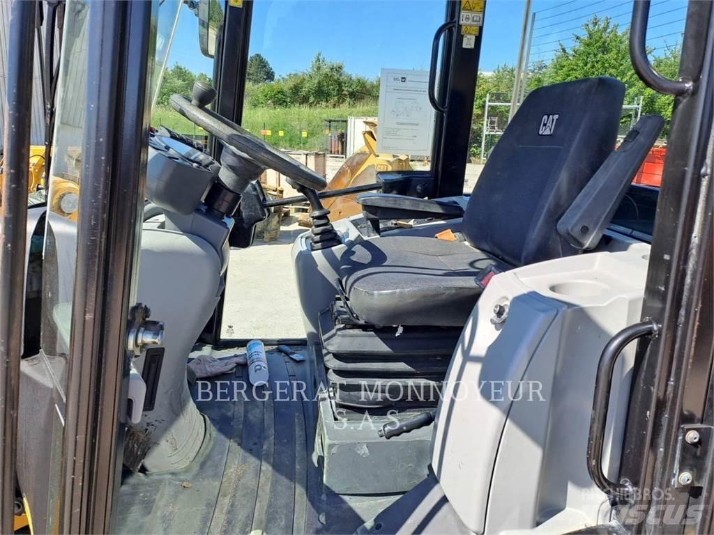 CAT 906M Колесни товарачи