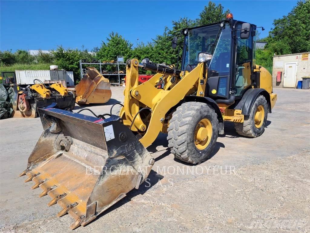 CAT 906M Колесни товарачи
