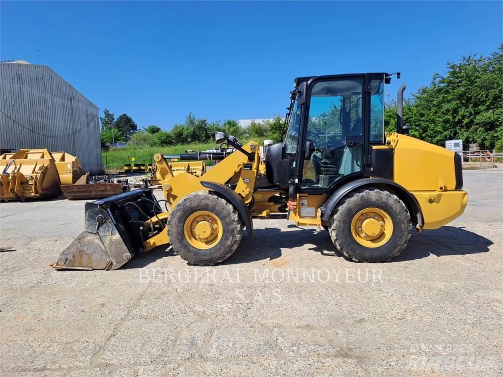 CAT 906M Колесни товарачи