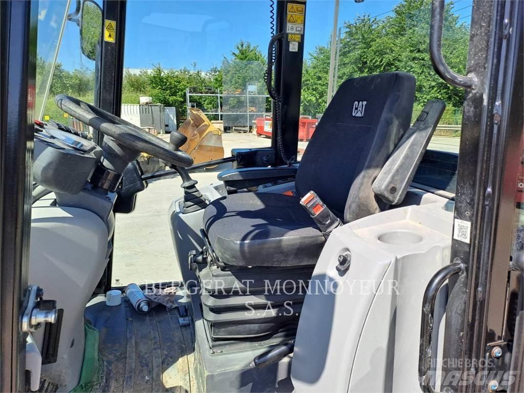 CAT 906M Колесни товарачи