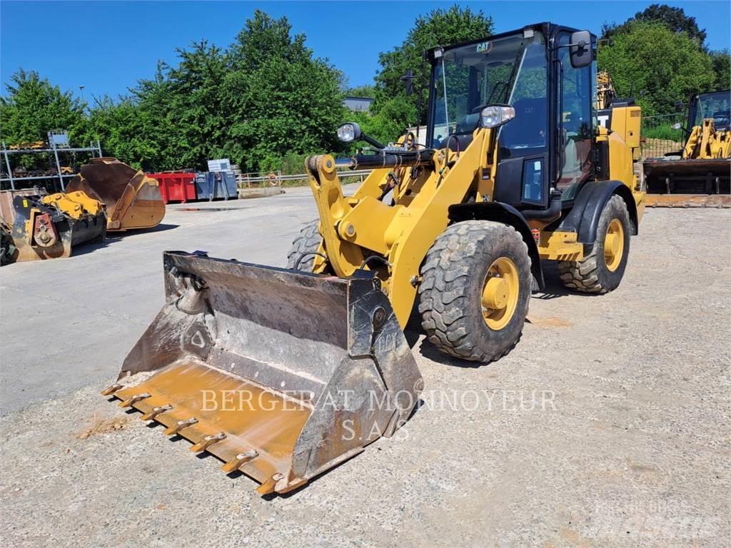 CAT 906M Колесни товарачи