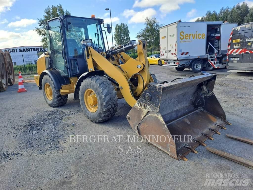 CAT 906M Колесни товарачи