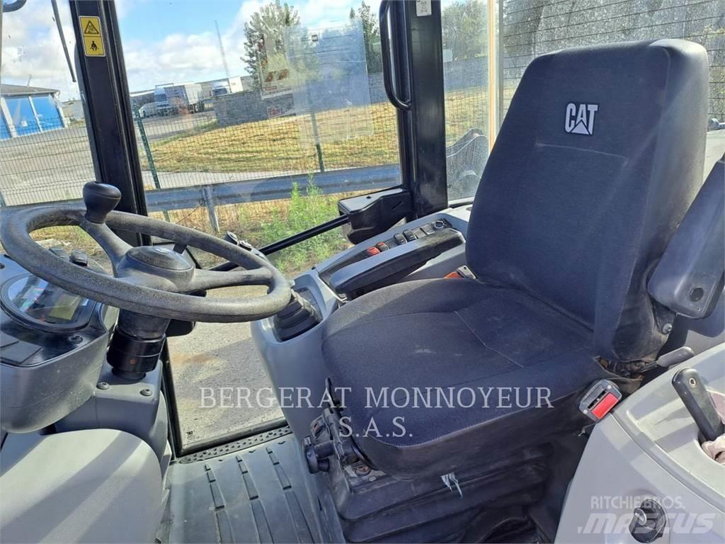 CAT 906M Колесни товарачи