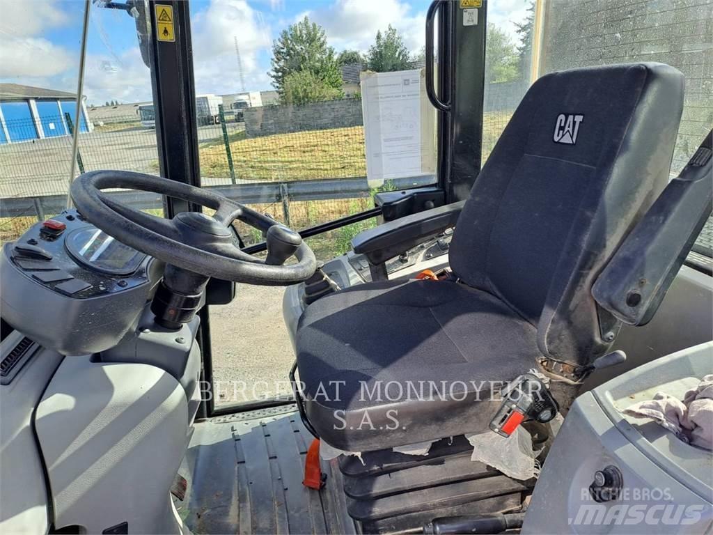 CAT 906M Колесни товарачи