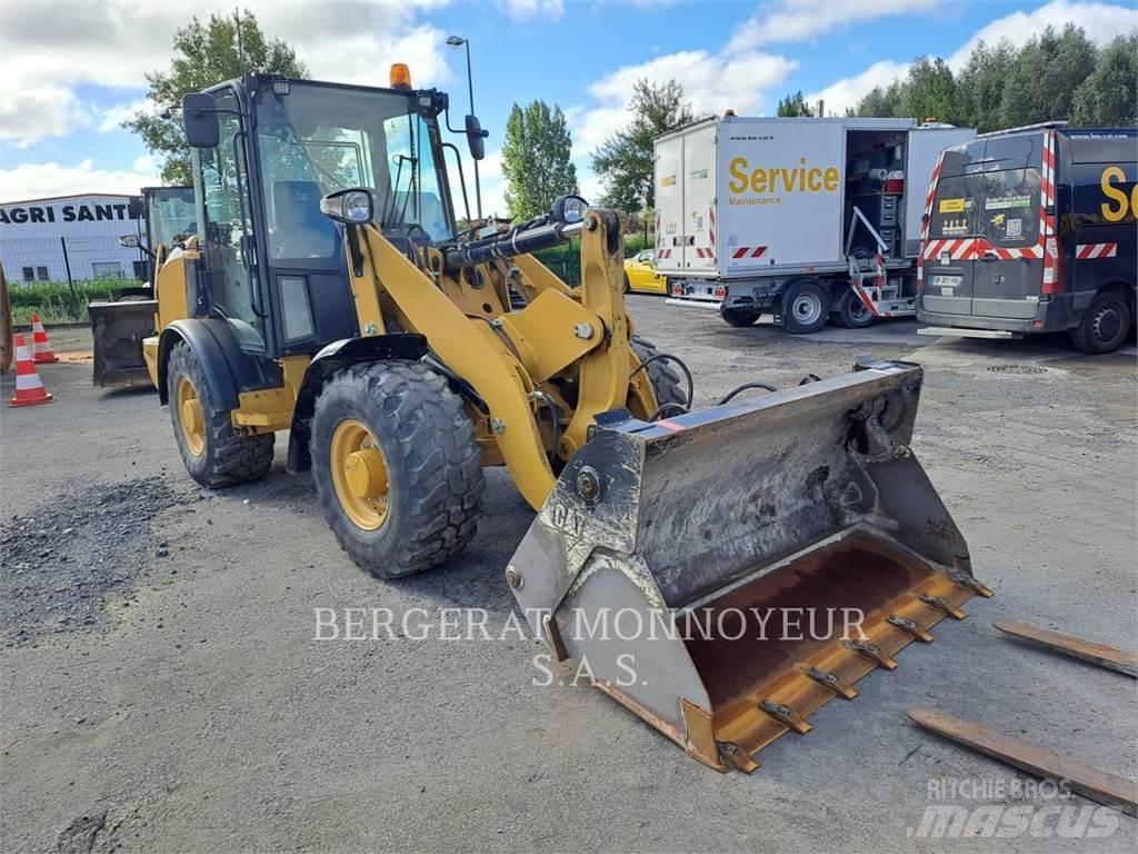 CAT 906M Колесни товарачи