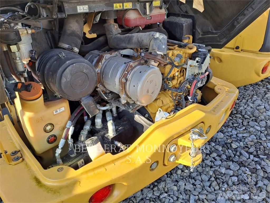 CAT 906M Колесни товарачи