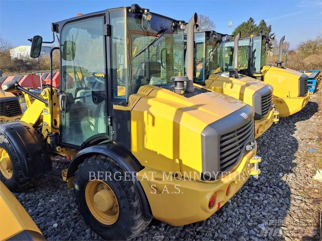 CAT 906M Колесни товарачи