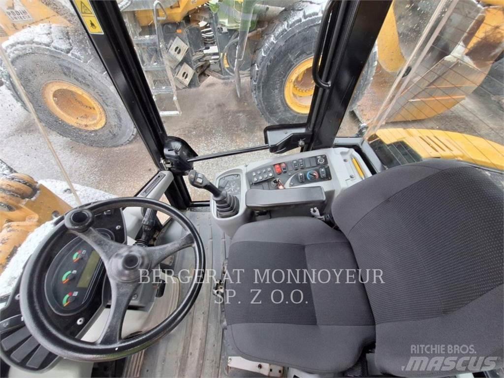 CAT 906M Колесни товарачи
