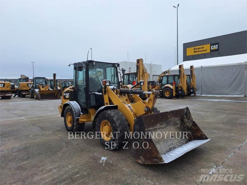CAT 906M Колесни товарачи
