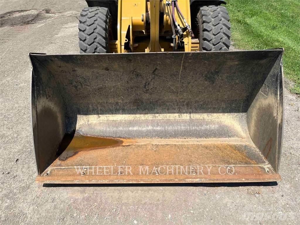 CAT 906M Колесни товарачи