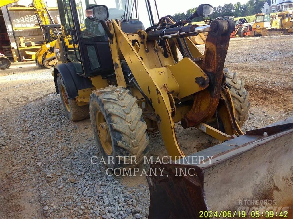 CAT 906M Колесни товарачи