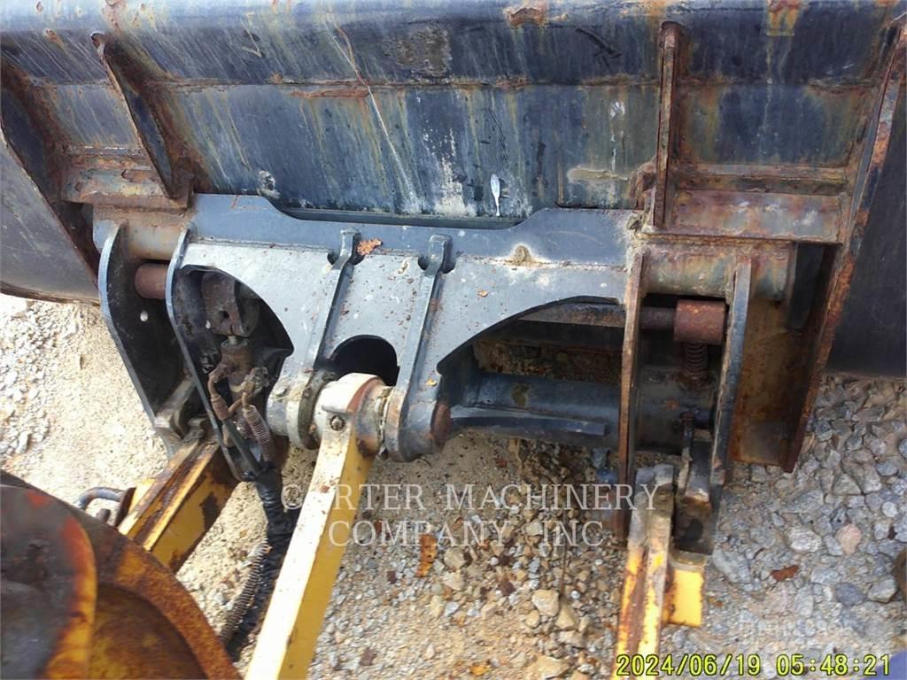 CAT 906M Колесни товарачи