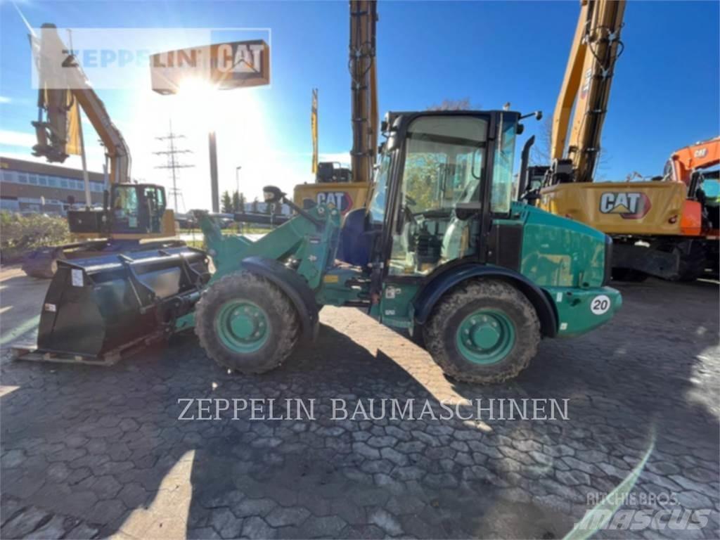CAT 906M Колесни товарачи