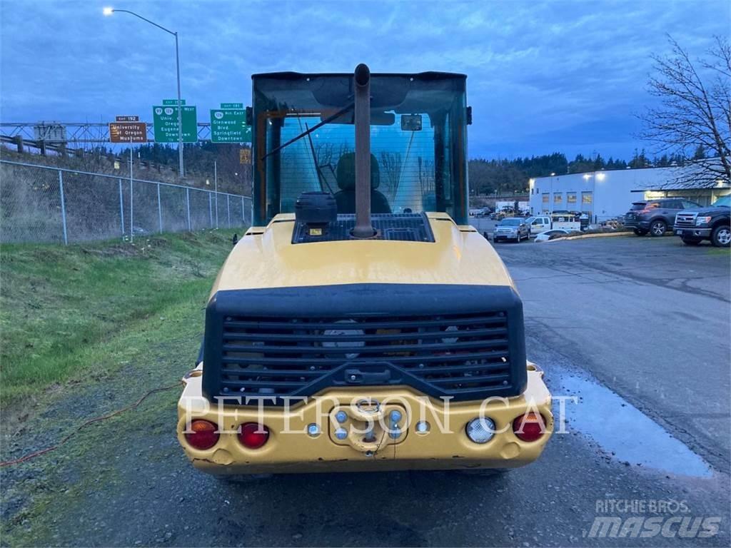 CAT 906M Колесни товарачи